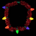 Detail van een feestelijke kerstketting met kleurrijke lichtgevende bollen op rode slinger - Rood