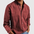 Detalle de camisa vaquera color burdeos con cuello clásico y botones blancos frontales - S / Tops / Rojo