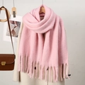 Dettaglio di sciarpa rosa tipo cashmere con lunghe frange su un cappotto di lana - Rosa Chiaro