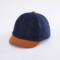 Detail van blauwe denim honkbalpet voor kinderen met contrasterende bruine klep en naden - 48-50cm (8 maanden - 2 jaar) / Donkerblauw & Oranje (Oranje Rand)