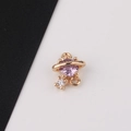 Détail du pendentif Saturne avec zircon violet et connecteurs à double boucle dorés - Violet