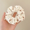 Chouchou en tricot crème avec motifs d'ours bruns et détails en dentelle douce - Ours Imprimé / Blanc Cassé