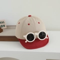 Détail de la casquette bébé avec visière rouge et lunettes de soleil rondes blanches fixées - 48-50cm (1-2 ans) / Bloc de Couleur-Rouge Vin