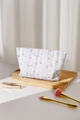 Vue détaillée de la trousse de maquillage fleurie sur plateau en bois avec pinceaux - Lilas Grand