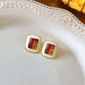 Dettaglio orecchini a fiore in smalto con smalto beige e bordo dorato su ceramica - Quadrato in Smalto Colorato (Perno in Argento)