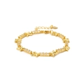 Bracciale a maglie a X placcato oro con zirconi e ciondolo a cuore su sfondo bianco - Bracciale