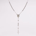 Dettaglio della collana rosario in acciaio inossidabile argento con croce e medaglia - Color Acciaio