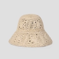 Gros plan du chapeau de paille beige montrant le détail du motif floral en maille ajourée - M(56-58cm) / Beige