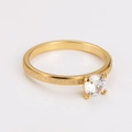 Dettaglio macro dell'anello dorato opaco con zircone incastonato a quattro punte - US 5 / Oro