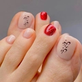 Unghie piedi finte nude e rosse glitterate con decorazioni astratte a linee nere - Glitter Rossi e Motivo Nude (JP1668)