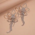 Dettaglio di orecchini a fiore in argento con strass scintillanti e lunghe nappe - Argento
