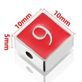 Makro-Detail der roten Emaille-Zahl 9 Quadratperle mit 10 mm Maßen für DIY-Schmuck - Durchgangsloch Nummer 6/9 Quadratische Perle - Rot