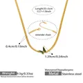 Detail van gouden Cubaanse schakelketting met groene vlinder en afmetingen - 35+5CM / Goud/Groen