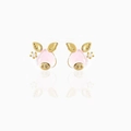 Dettaglio di orecchini a lobo a forma di maiale con placcatura oro 18K e zirconi - Stile Maialino Rosa (EH00706)