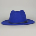 Vue détaillée du chapeau fedora en laine bleu roi avec un ruban en cuir et une boucle argentée - Bleu