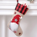 Weihnachtsstrumpf aus Leinen mit rot-schwarzem Karomuster und Zwergenfigur am Kamin - Zwerg mit Sternmuster