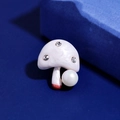 Spilla a fungo con smalto bianco, cristalli e perla bianca su una superficie blu - Fungo Oro Bianco-Perla di Conchiglia / 【attributi Del Prodotto】spilla/gioiello A Forma Di Fungo. Cappuccio In Smalto Bianco/ceramica Intarsiato Con Tre Piccoli Strass/cristalli. Il Gambo Bianco Presenta Accenti Rossi Nella Parte Inferiore E Una Perla Bianca Sul Lato. 【presentazione Visiva】fotografia Ravvicinata Del Prodotto. Il Gioiello A Forma Di Fungo È Posizionato Su Una Superficie Blu Scuro Testurizzata Con Un Oggetto Blu Sullo Sfondo. La Luce È Focalizzata Evidenziando La Texture E La Lucentezza Del Materiale. La Qualità Dell'immagine È [alta] Grazie Alla Messa A Fuoco Nitida E Ai Ricchi Dettagli. L'impatto Estetico È [alto] Grazie Alla Composizione Professionale E All'armoniosa Combinazione Di Colori. 【contenuto Testuale】nessun Testo Logo Filigrana O Marchio Di Certificazione. 【conclusione Della Revisione】superato. L'immagine È Una Chiara Immagine Di Presentazione Del Prodotto Senza Testo O Contenuti Illegali E Può Essere Utilizzata Direttamente. 【etichetta Logistica】nessuna. 【rischio Di Violazione】nessuno. Design Generico Nessun Marchio Specifico O Elemento Di Proprietà Intellettuale Identificato. Probabilità Di Violazione [00]. 【parametri Del Prodotto】forma A Fungo Smalto Bianco Intarsio Di Strass Accessorio In Perla.