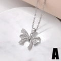 Collier nœud argenté avec zircon sur marbre blanc et fond en satin rose doux - Style de Nœud Exquis (A)
