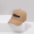 Detalle de la gorra de secado rápido color caqui claro con bordado 3D negro y visera - Café