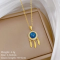 Dettaglio della collana acchiappasogni dorata con gemma blu e dimensioni del prodotto - Stile Pianeta Acchiappasogni (H340)