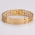 Dettaglio macro del bracciale a doppia catena cubana dorata con preghiera incisa - Piccolo / Oro