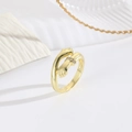 Squisito anello aperto placcato oro 18k con design a mani intrecciate e piccoli cristalli - Stile Mani che si Abbracciano (ZYN-DMR184G)