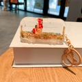 Busvormige sleutelhanger met schattige capibara en fonkelende gouden lovertjes - Bus Capibara / Roze