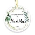 Nostro primo Natale 2023 Mr. & Mrs. ornamento rotondo in ceramica con cordino d'oro - Stile 3/Matrimonio Mr & Mrs