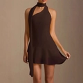 Robe courte chocolat élégante avec licou asymétrique et détail de ruban au cou - S / Café