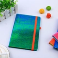 Détail du carnet irisé laser avec couverture dégradé vert-bleu et bande élastique orange - A6 / Vert
