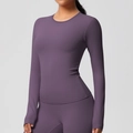 Détail du haut de fitness à manches longues gris-violet et leggings à texture mate - Violet Aubergine