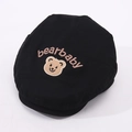 Detailweergave van een zwarte katoenen baby platte pet met bruine beer en bearbaby borduur - Kinderen 2-6 Jaar / Zwart
