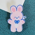 Spilla in acrilico rosa a forma di coniglio con fiocco blu e bacchetta a stella - Coniglio con Bacchetta Magica