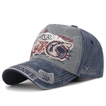 Berretto da baseball vintage blu e grigio con ricamo a squalo e dettagli consumati - Fronte Grigio Corpo Blu Notte