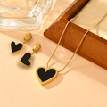 Elegante gouden titanium stalen sieradenset met zwarte hartjes en bijpassende oorbellen - Ketting en oorbellen set / Gouden Witte Schelp Hart
