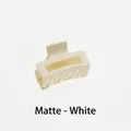 Detalle de la pinza para el pelo rectangular hueca en blanco crema mate con resorte - Blanco Mate