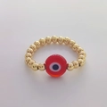 Macro-opname van 18K vergulde kralen en rood duivels oog kraaldetail op de ring - Maat 7 (Elastisch) / Rood