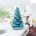 Mini sapin de Noël en résine avec pierres de cristal bleues sur un livre de décoration - 28 Opale bleue