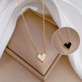 Dettaglio del ciondolo a cuore in madreperla con bordo perlato dorato su una catena - Acciaio al Titanio/Madreperla Bianca / Stile Madreperla Bianca Oro (N401 Oro)