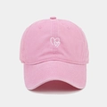 Primer plano detallado del bordado de corazón blanco en gorra de algodón rosa lavado - Ajustable / Rosa