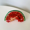 Pinza per capelli in acetato a forma di anguria con texture marmorizzata rossa e verde - Metà Anguria