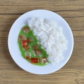 Miniatura realistica 1:12 di ciotola di riso in PVC con carne brasata su piatto bianco - Ciotola di Riso con Carne Saltata