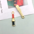 Colgante de lápiz labial para joyería DIY en acabado de esmalte dorado y negro - 1 pieza lápiz labial negro rojo