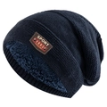 Detailaufnahme der dunkelblauen Strickmütze mit dickem Fleecefutter und Leder-Patch - Marineblau