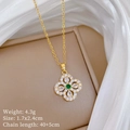 Macro-opname van gouden klaverketting met zirkonen en groene steen op display - Gouden Klavertje Vier Stijl (F404) / Goud
