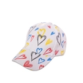 Détail d'une casquette blanche avec des motifs de cœurs colorés dessinés à la main - Réglable / Casquette de Baseball Imprimé Coeur - Blanc