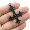 Ciondolo a croce rovesciata gotica in metallo nero con pentagramma, tenuto per mostrare dimensioni - Pentagramma nero / Smalto Nero