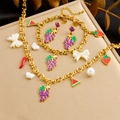 Ensemble de bijoux dorés avec breloques de fruits émaillés et perles blanches élégantes - Ensemble Raisin Fraise Piment (N3274 B1590 E6214)