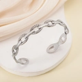 Bracciale rigido aperto a catena color argento in acciaio su vassoio bianco - Acciaio