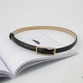 Sottile cintura in pelle nera da donna con elegante fibbia rettangolare dorata - Nero